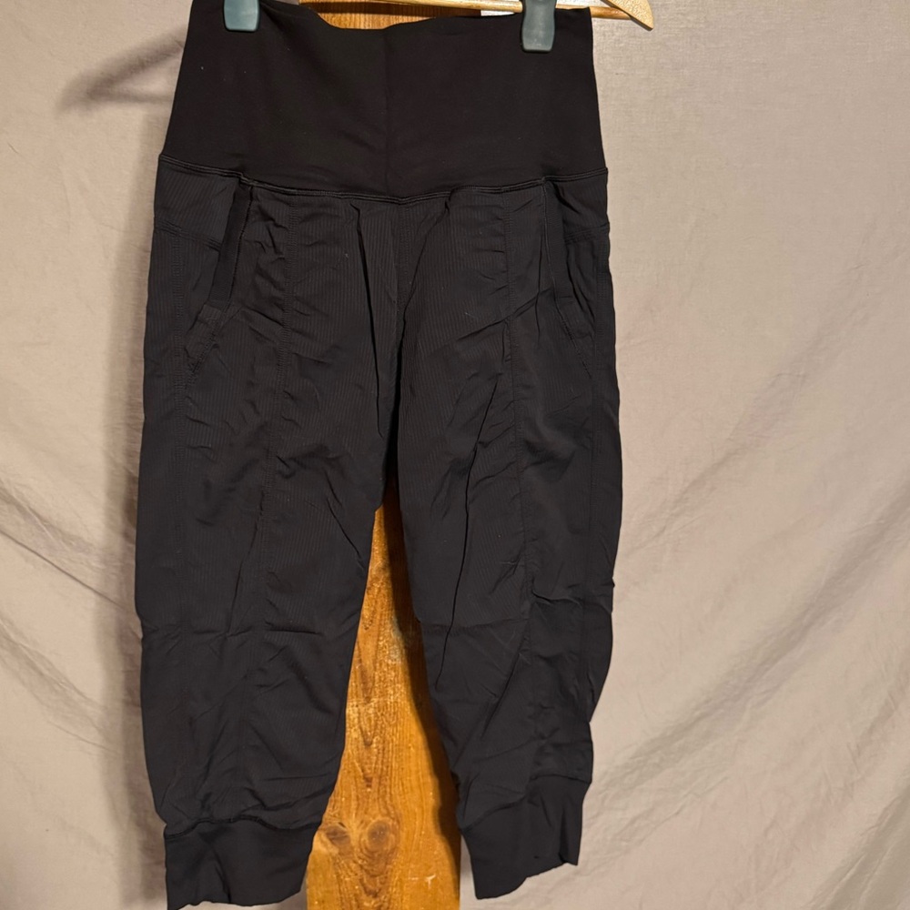Lululemon cropped jogger